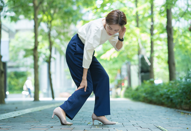 足を気にする女性